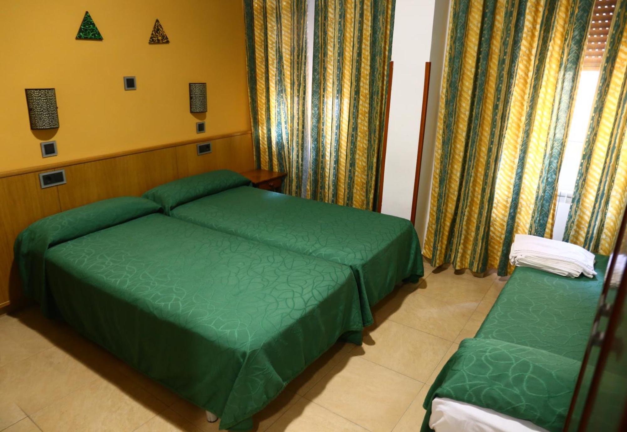 Hostal Muralla Пласенсия Экстерьер фото